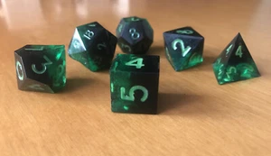 SET 6 DADI ARTIGIANALI VERDE NERO / HANDCRAFTED DICE SET + sacchetto bonus - RPG - Imagen 1 de 6
