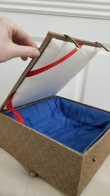 Caja de regalo vintage de satén oriental hecha a mano. Foto 1 de 4