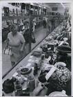 1977 Press Photo Berea Fair Arts and Crafts Building Crowd at Pottery Table