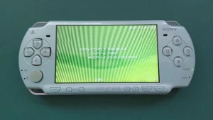 Consola Sony PSP-2000 verde como está para piezas o reparación - Imagen 1 de 10