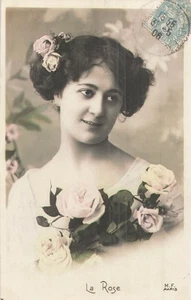 CP LA ROSE FEMME ELEGANTE ROSES DANS CHEVEUX - 12364 - Imagen 1 de 2