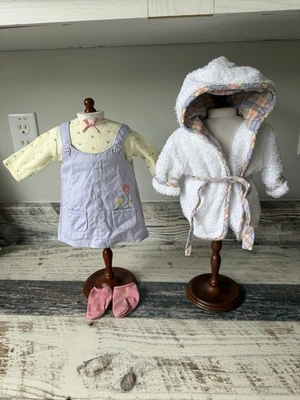 American Girl Bitty Baby Muñeca BITTY’s MALETA Conjunto de Juego Vestido TOP Calcetines BATA Foto 1 de 4