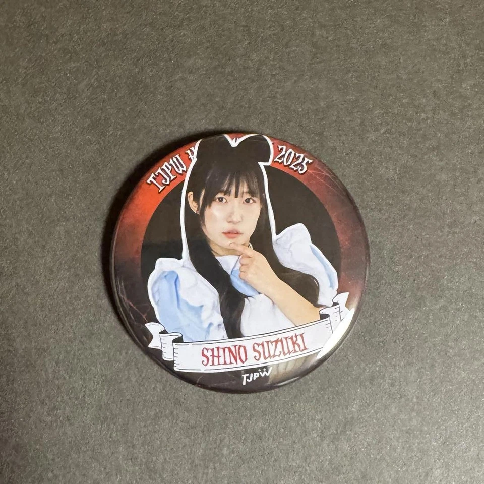 Insignia de lata de lucha libre profesional Tokyo para mujer Shino Suzuki Up Girls (lucha libre profesional) Foto 1 de 1