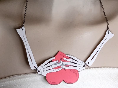 COLLAR CORAZÓN MANO ESQUELETO JOYERÍA ÁRBOL VERDE 22" Foto 1 de 3