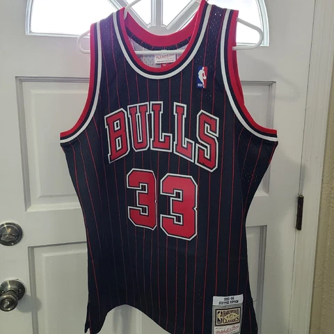 Scottie Pippen Chicago Bulls M&N 1995-96 Authentic Alt Black Jersey Men's Sz L44 Cover