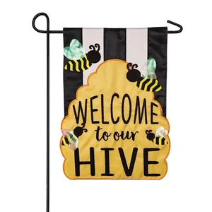 "Bienvenido a nuestra colmena 169006 aplique de hoja perenne bandera de jardín 12,5"" x 18""" - Imagen 1 de 3