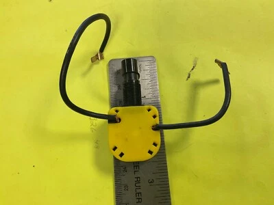 Interruptor de encendido/encendido EUREKA para aspiradoras comerciales y de bote Foto 1 de 4