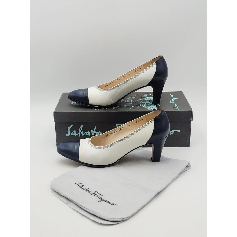 Zapatos de salón Salvatore Ferragamo para mujer talla 7 B blancos/azul marino Degny 2052-241 de colección Foto 1 de 4