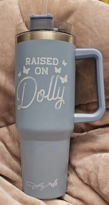 NUEVO Dolly Parton Azul Claro 'Levantado en Dolly' Vaso Mango Taza con Pajita DG Foto 1 de 3