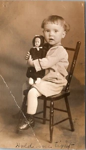 Süßes Kind hält eine Puppe RPPC - Bild 1 von 2