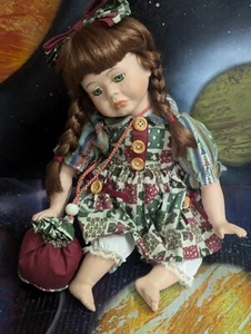 Vintage weinende braune rote Haare Zopf Zöpfe grüne Augen 9 Zoll Puppe, karierte Schleife - Bild 1 von 14