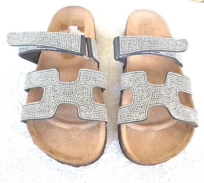 Plantilla plana sin cordones Madden Girl 9 correas/plantilla de tela con suela de corcho y goma brillante Foto 1 de 4