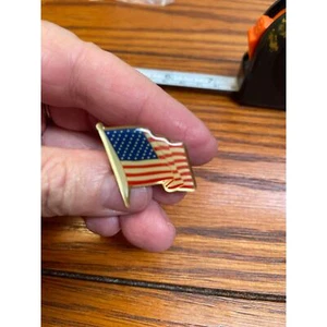 Vintage waving American flag lapel pin gold blue red - Picture 1 of 3