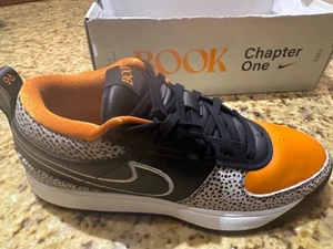 Safari!!  Taglia 13 - Nike Book 1 Safari - HV2096-001 - Foto 1 di 5