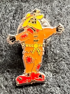 ‘SCARECROW’ CROW CHARACTER PIN BADGE UNKNOWN SOURCE - Picture 1 of 3