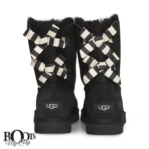 BOTAS UGG BAILEY BOW II ARCOS A RAYAS PIEL DE OVEJA NEGRAS TALLA EE. UU. 5/UK 3.5 NUEVAS - Imagen 1 de 8