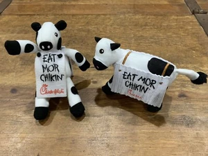 Paquete de 2 vacas Chick Fil A ""Eat Mor Chikin"" eslogan publicitario 2002 y 2017 - Imagen 1 de 4