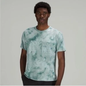 Camisa atlética de manga corta con bolsillos azul tie dye Lululemon para hombre talla XL - Imagen 1 de 5