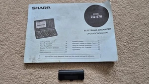 Sharp ZQ-570 Electronic Organiser Battery Cover + Operation Manual Only - Afbeelding 1 van 6