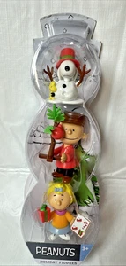 Nuevas figuras navideñas de 3 piezas de Peanuts - Snoopy con Woodstock, Charlie Brown y Sally - Imagen 1 de 10