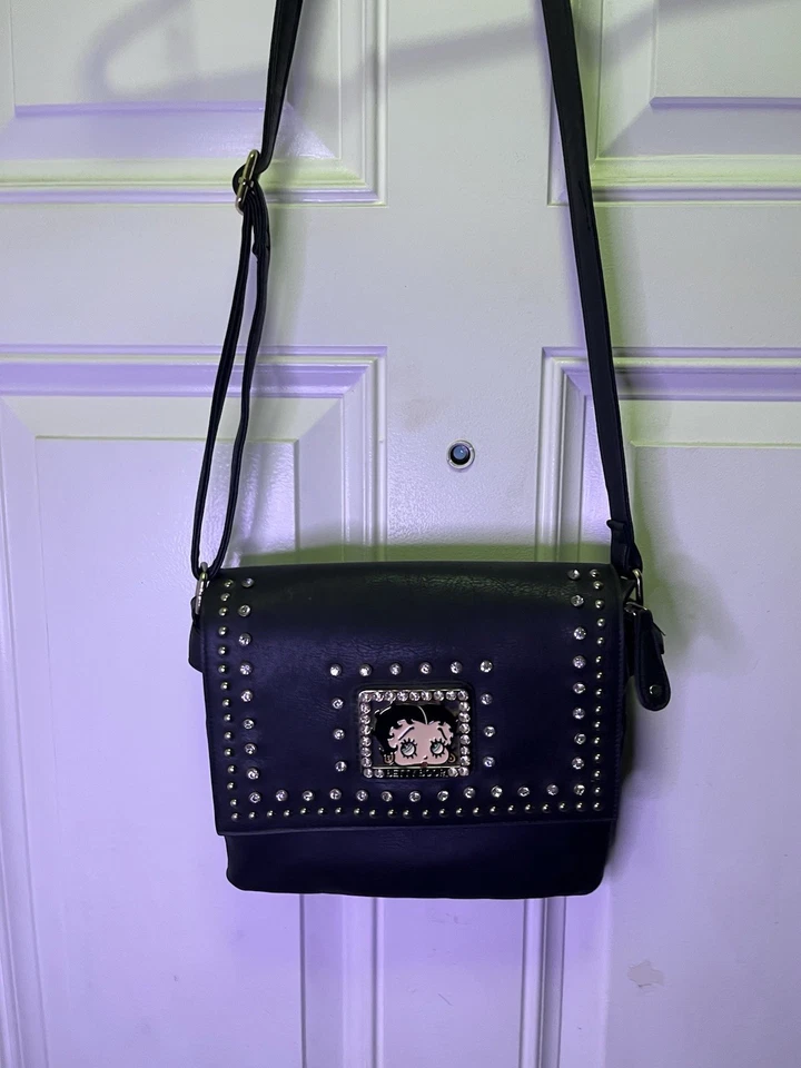 Bolso bandolera Betty Boop 2015 con solapa con pedrería 9 X 9 Foto 1 de 4