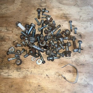 LOTE DE HERRAJES ORIGINALES OEM 1975 HONDA XL350 TUERCAS PERNOS SUJETADORES - Imagen 1 de 3