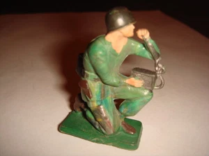 FIGURINE STARLUX MILITAIRE AMÉRICAIN VERT UNI ACCROUPI RADIO - Picture 1 of 1