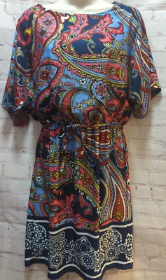 New Directions Petite Vestido Pequeño Hombro Abierto Cinturón Floral Paisley Azul Rosa Foto 1 de 4