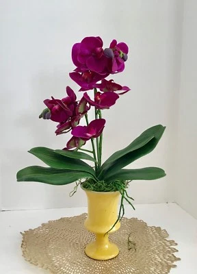 Arreglo Floral de Seda con Orquídeas de Seda Blanco Púrpura, en un Vaso Art Deco Amarillo Foto 1 de 4