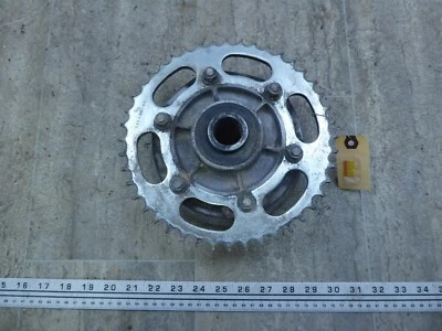 Suzuki GSXR750 GSXR 750 S577-1 1999) rueda trasera piñón y soporte Foto 1 de 4