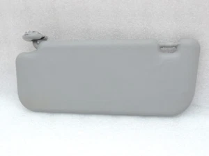 Parasol lado del conductor derecho gris original Toyota Yaris P9 743100D130B0 - Imagen 1 de 9