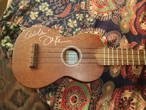 Martin S-O Ukulele signed by Jake Shimabukuro - Picture 1 of 6