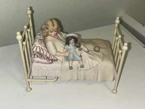 Statuina bambina "Larka" porcellana Jan Hagara vintage include letto in metallo - Foto 1 di 6