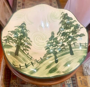 GAIL PITTMAN BOWL 2001 borde con volantes verde escena rural firmado de colección - Imagen 1 de 19