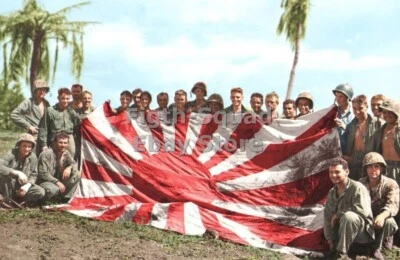 Foto de la Segunda Guerra Mundial Marines posando con una bandera japonesa que capturaron 6101 Foto 1 de 2