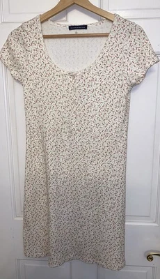 Vestido envolvente Brandy Melville Robbie Y2K floral rosa estampado de flores solero ZELY Foto 1 de 4