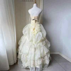 Vestidos de novia sin tirantes de encaje Sweetheart con volantes de flores lazo rosa personalizados - Imagen 1 de 7