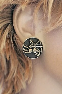 VINTAGE "LA ROCO" SILVER TONE& BLACK WASH SAGITTARIUS CLIP ON EARRINGS 15/16" - Picture 1 of 3