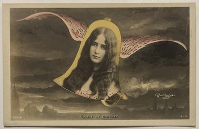 Postal antigua francesa firmada por artista Art Nouveau con alas rosas de campana de mujer Foto 1 de 2
