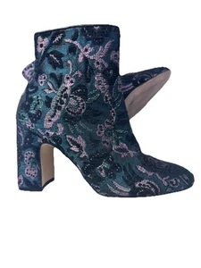 Stuart Weitzman Nell 85 Jacquard Brocade Blue Storm Fabric Heel Booties Sz 6.5 - Picture 1 of 12
