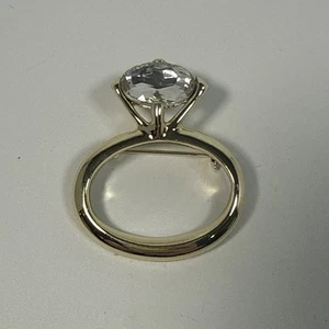 Large 2" VTG c1980's FAUX DIAMOND ENGAGEMENT RING GOLD TONE RHINESTONE BROOCH   - Picture 1 of 4