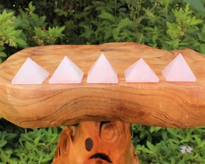 Rosenquarz Pyramide 1" - 1,25" (25-30 mm natürlicher Edelstein Pyramide Kristall) - Bild 1 von 6