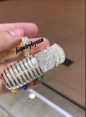 Colgante de esmalte con dije personalizado de moissanita VVS de 2,3 quilates enchapado en oro amarillo plateado para hombre Foto 1 de 4