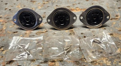 (Lote de 3) HUBBELL HBL7487 TWIST-LOCK ENANO SALIDA CON BRIDA, 15A 125/250VAC Foto 1 de 3