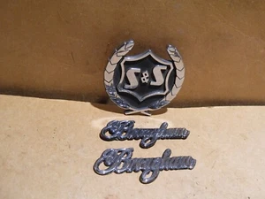 CADILLAC 2 Brougham S & S HEARSE FLOWER CAR METAL BADGE AMBULANCE S+S NICE - Picture 1 of 12