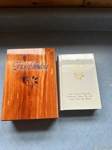 King James Version BIBLE White w/Rose U.S.W.A. Local 1557 Lined Cedar Wooden Box - Imagen 1 de 7