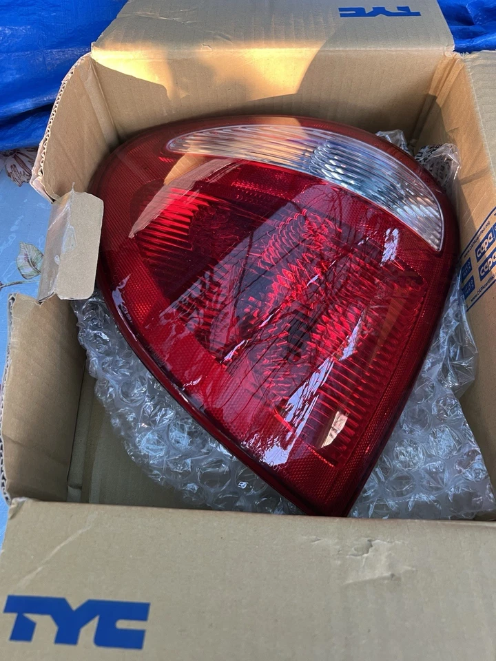 TYC 11-6028-01-9 左尾灯适用于 2004–2007 道奇房车/城镇和乡村 — 第 1/2 张图片