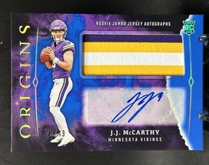 2024 Panini Origins J.J. McCarthy Rookie Jumbo Auto RPA Blu/49 RC Vikings - Foto 1 di 2