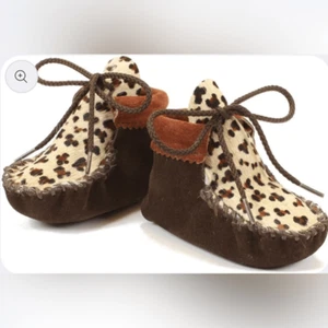 Itasca Leathergoods Baby/Infant Wapsi 'Meow' Leopard Moccasin/Shoes. Large. NWOT - Picture 1 of 13