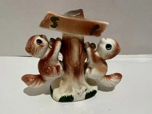VINTAGE EICHHÖRNCHEN HÄNGEND AN EINEM BAUM SALZ & PFEFFERSTREUER SET 4" HOCH #3076 - Bild 1 von 3